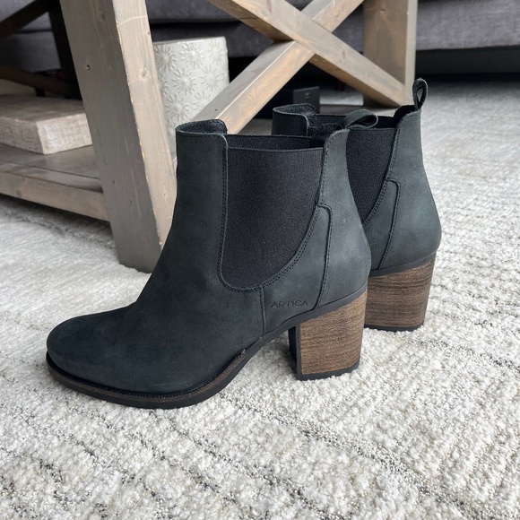 ARTICA Leather Boots - Picture 1 of 4